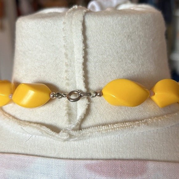 Vintage Acrylic Yellow and Pink Vintage Beaded Twirly Spiral Necklace with clasp - Picture 4 of 6